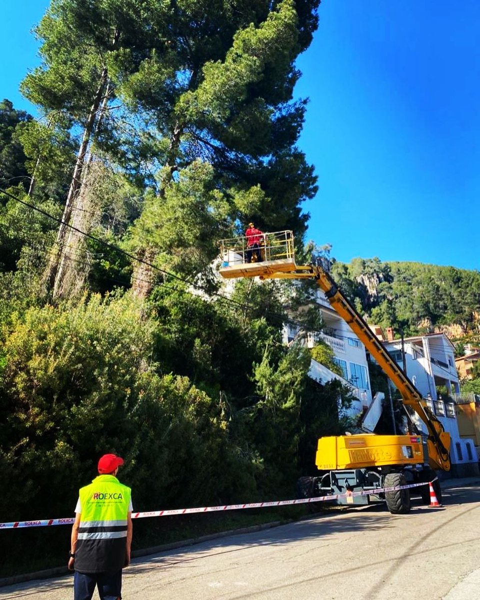 Roexca_Cat's tweet photo. Trabajos de urgencia por las fuertes #lluvias ⛈ #Taladeárbol con riesgo de caída y afectación del tendido eléctrico ⚡️  @Vallirana #roexca #excavacionescatalunya #obras #obres #obrapublica #obra #jardineria #forestal #trabajosenaltura #trabajosverticales #plataformaelevadora https://t.co/6EKVuQItjv