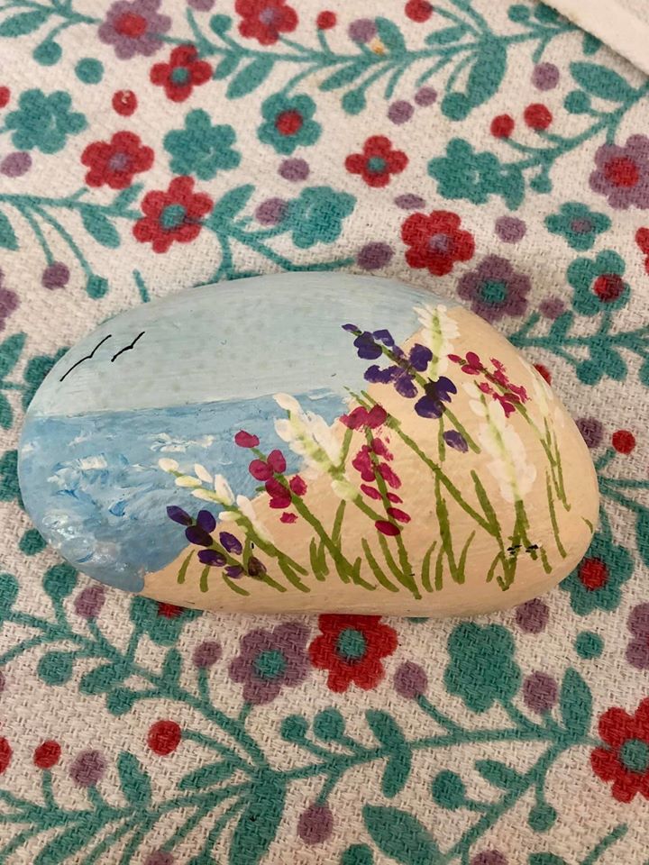 CPebbles2020's tweet photo. ComfortPebbles2020 offering patients in hospitals &amp; hospices a free hand-decorated pebble with a message from family, it can be kept and held during separation.
comfortpebblesuk@gmail.com FB: Comfortpebbles2020 
25+ orgs and 2000 pebbles sent out. 🤝🎉💕 #ExpOfCare  #hopenetwork https://t.co/MlgV8pKAph