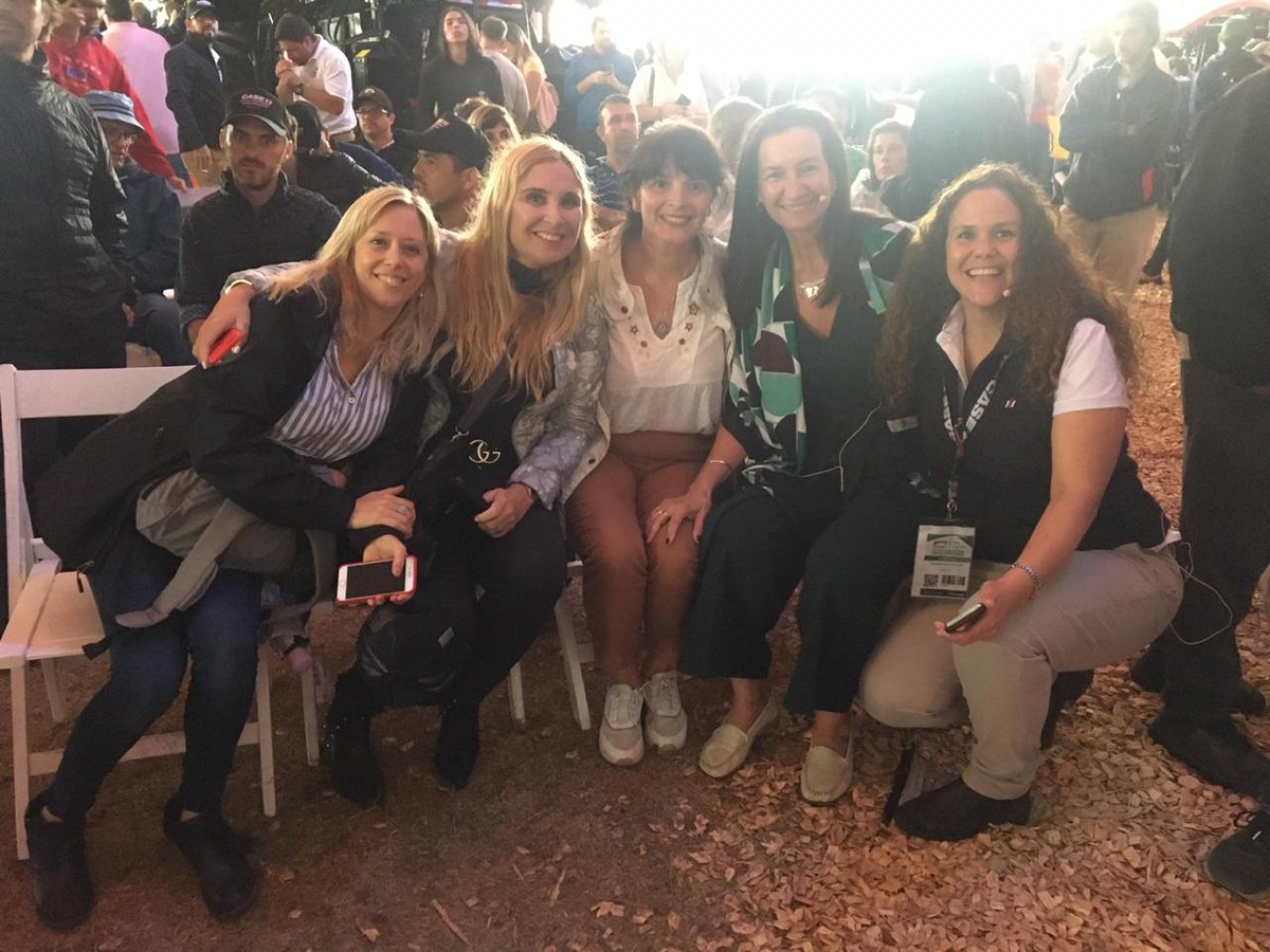 UNAVincula's tweet photo. Placer crecer junto a creadoras de valor y #Agroapasionadas como Roxana Cantaluppi, Sandra Varela, @andreagrobo y @ferbardon 💪
Recuerdo en @Expoagrocom #CapitalNacionalDeLosAgronegocios
#AmamosElCampo #CaseIHTalks https://t.co/uHsWmy9Kwe
