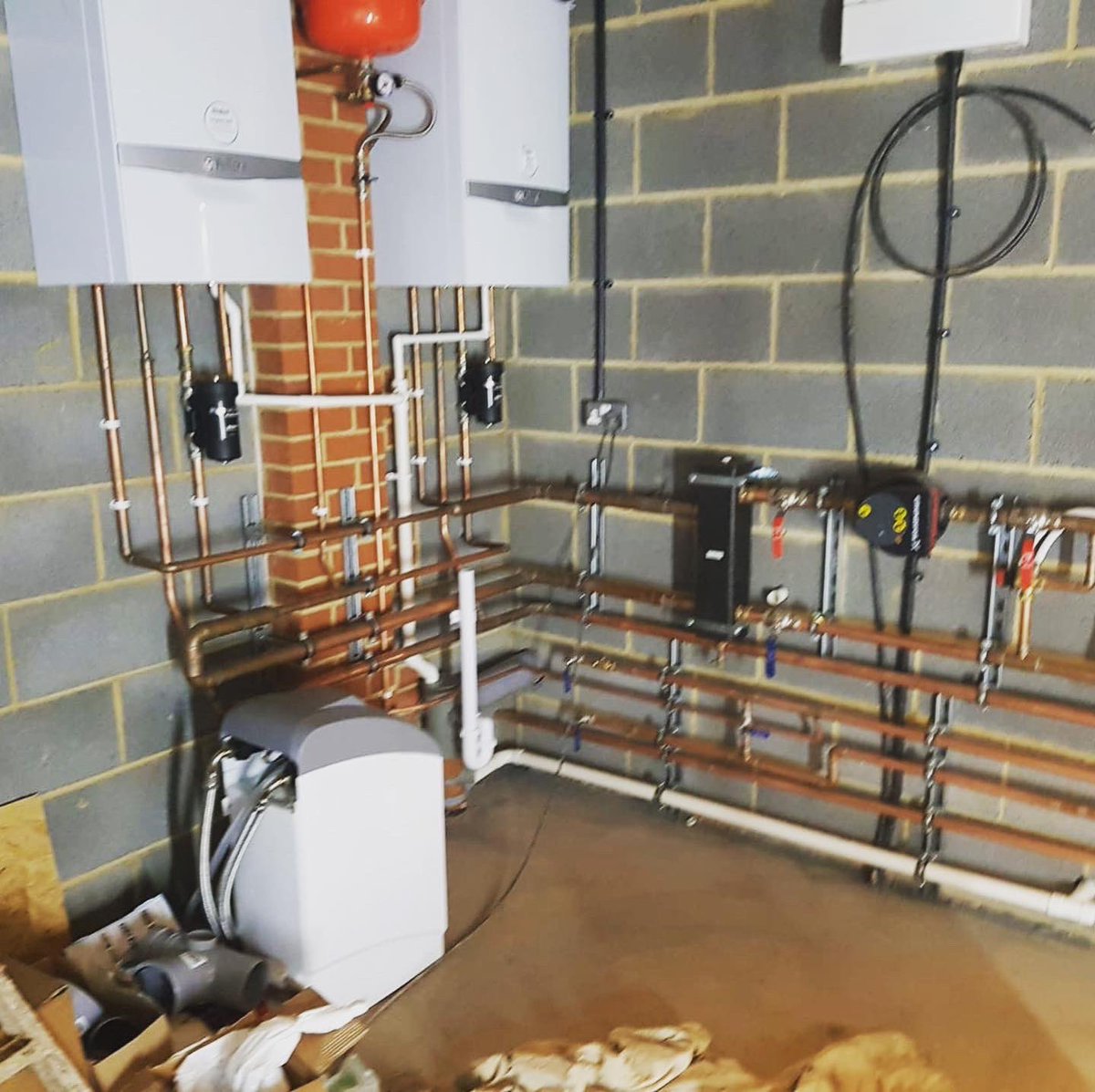 SWHuntHS_Ltd's tweet photo. Bespoke plumbing and heating solution for a large full house renovation in Brentwood. #megaflo #nuheat #dab #vaillant #magnaclean #grundfos #monarch #bespokeheating #localplumbers #essexplumbers #renovation #copperpipework #heatingzones #underfloorheating #neatpipework https://t.co/hltZiIiR08