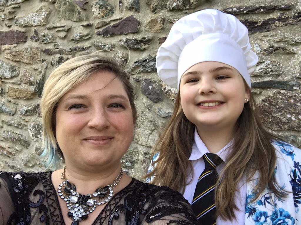 SophieWhit1982's tweet photo. Super proud of this crazy chef who has just past her level 1 food safety and hygiene certificate. You’re awesome. What’s for dinner? @ypd_dewicampus @NonYsgol #superproud #rockingthishomeschooling #covid19 #stdavidscath https://t.co/oq8gQwk4E9