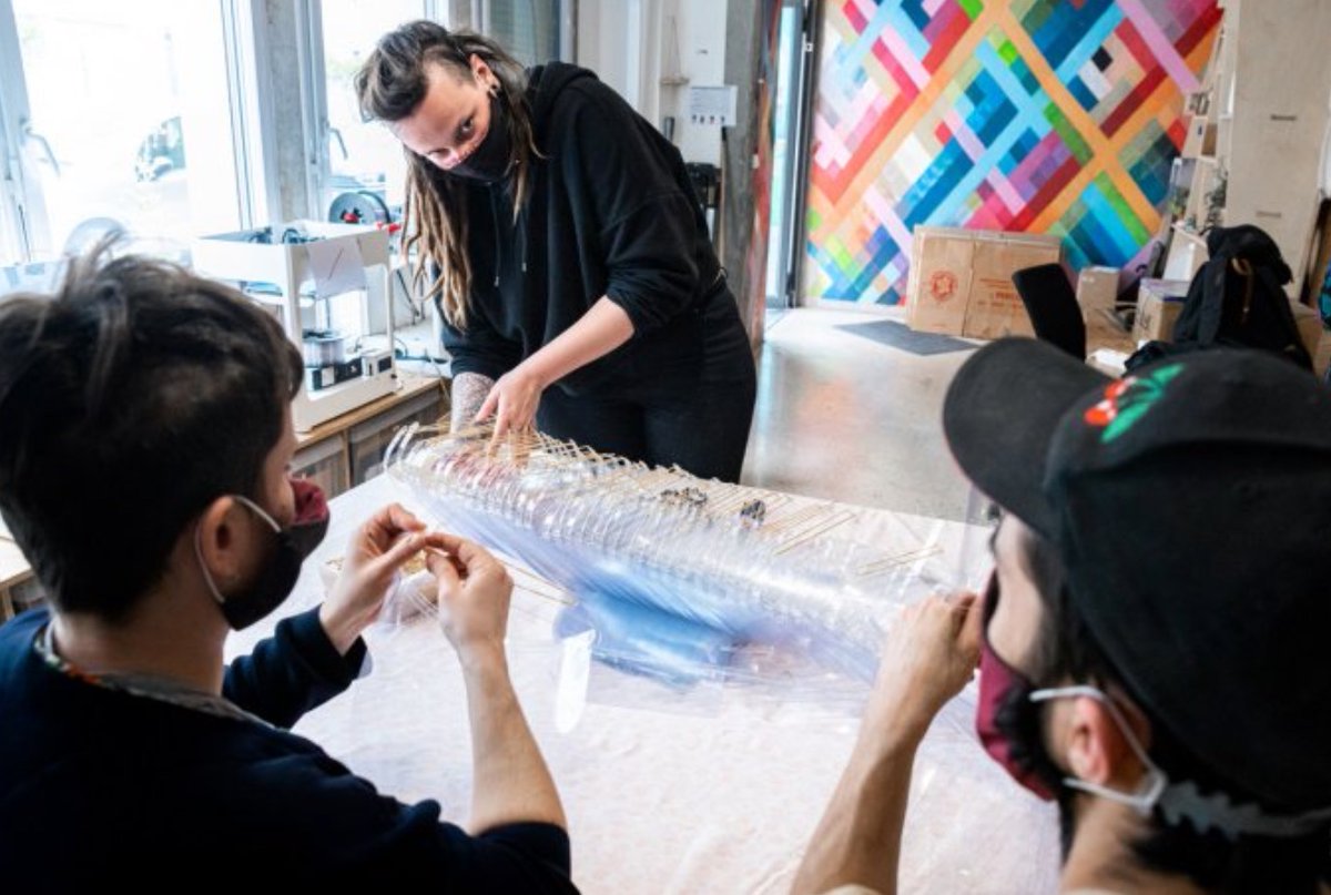 #makers &amp; #covid19 
Chez <a href="/WoMa_Paris/">WoMa, fabriques de quartier</a>, #fablab <a href="/Paris19e/">Mairie du 19e</a> qui se définit lui-même comme une « fabrique de quartier », des bénévoles créent et montent des visières « Folded ».
📷 Photo <a href="/unquentin/">Quentin Chevrier</a>