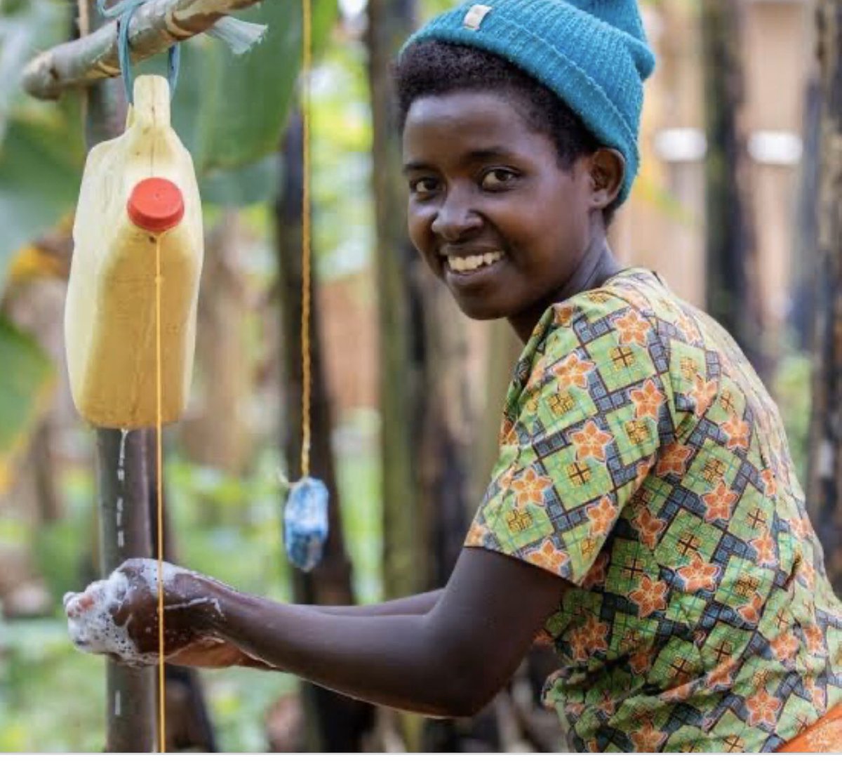 JamiiHealth's tweet photo. Kuepusha madhara ya COVID-19
•tuwakinge zaidi wazee (miaka >60)
•tuwakinge  zaidi wenye magonjwa ya  kisukari, moyo, saratani, figo, pumu

Hawa wana hatari ya kupata madhara makubwa kutokana na maambukizi.
•wakae ndani
•waepuke kukutana na vijana
#ElimikaWikiendi https://t.co/2gs46Ynyvf