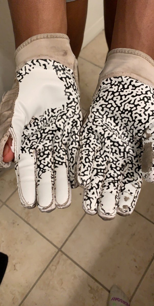 PlatonAidan's tweet photo. I owe my receiver some new gloves. Sorry man. Can’t lighten up on the ball though. #QB #classof20201 #velocitymatters https://t.co/EFA0jbF4sX