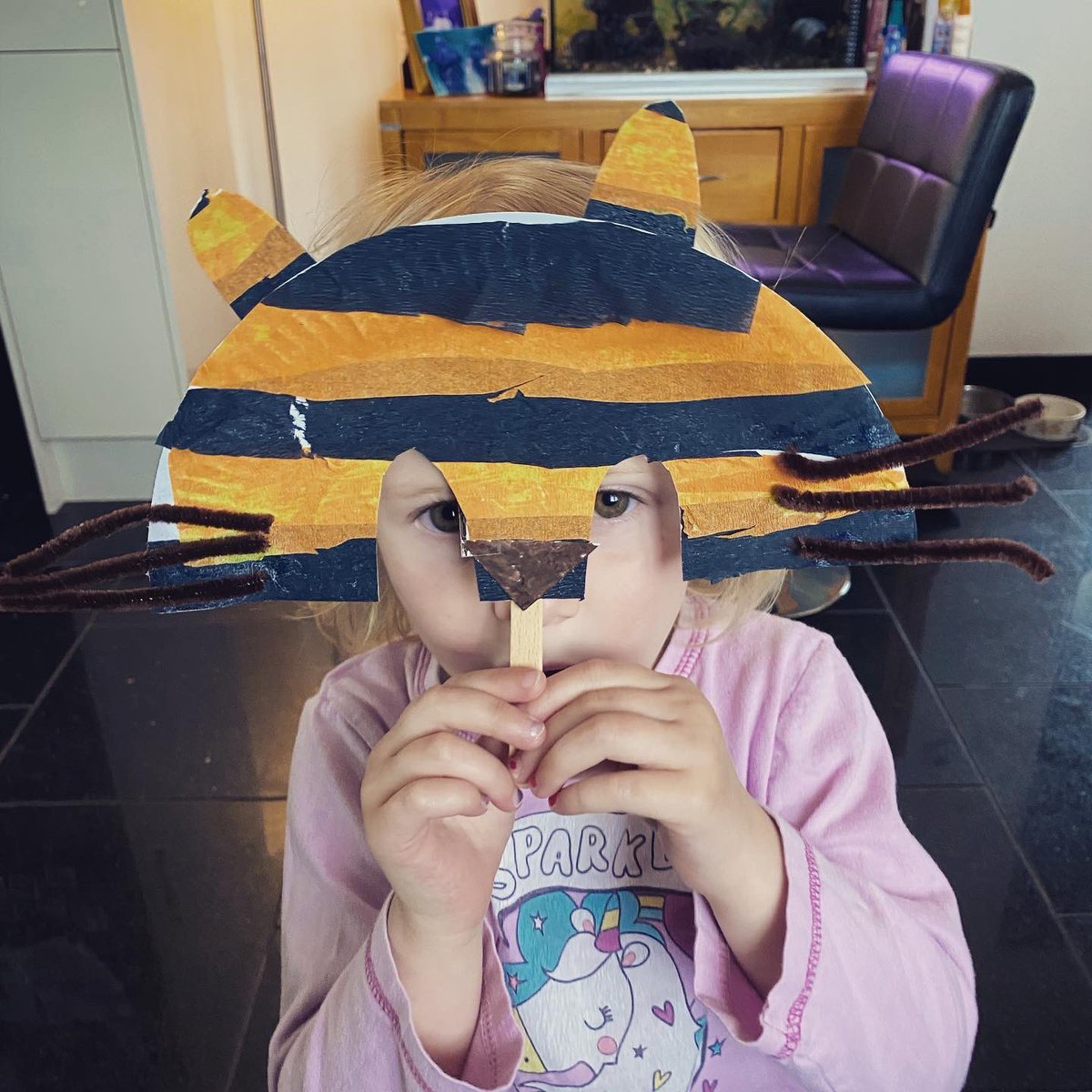 rachelhowells82's tweet photo. Crefftau diwrnod glawog yma heddiw #cadwchynddiogel Rainy day crafts here today #stayingsafe @llangynnwr #dosbarthnon @CylchLlangyndey @MudiadMeithrin https://t.co/DP0ScAnzzh