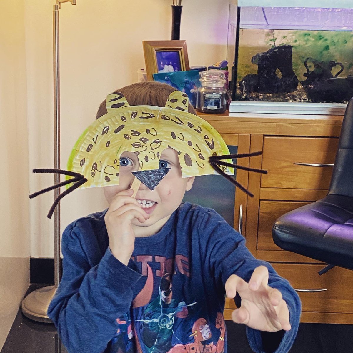 rachelhowells82's tweet photo. Crefftau diwrnod glawog yma heddiw #cadwchynddiogel Rainy day crafts here today #stayingsafe @llangynnwr #dosbarthnon @CylchLlangyndey @MudiadMeithrin https://t.co/DP0ScAnzzh