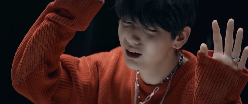 ร้องไห้เหมียนหมาไปดิกูอะ เอาจริงแค่เริ่มน้ำตาก็คลอแล้ว บฮเอาประเด็นนี้มาเล่นคือแรงต่อใจกูเหลือเกิน เหมือนตอกย้ำเบาส์ๆว่าครั้งหนึ่งตัวเราเองก็เคยอยู่ในจุดที่ซูบินกำลังอยู่ในตอนนี้นะ ครสในตอนนั้นกลับมาชัดเจนและแน่นอนว่ามันเป็นครสที่โคตรแย่ ใจแม่งพังชิบหาย