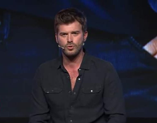 k_t_spain's tweet photo. Marka Conference 2018 🎤
#KivançTatlituğ #MARKA2018
#kivançmavisi #mavi #tbt https://t.co/GPAjxlGRCq