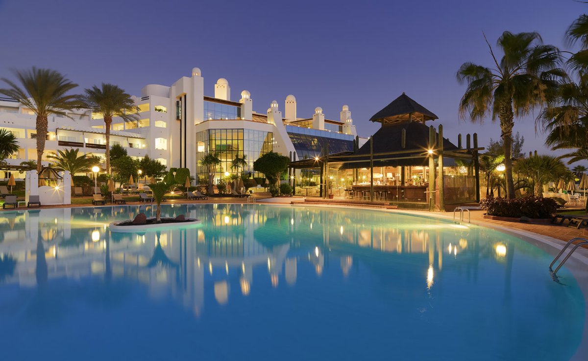 justflyspanje's tweet photo. Genieten in dit 4-sterren adults-only hotel op Lanzarote!? Bekijk deze deal voor april 2021 voor 670 euro p.p. 😁 Luxe, geweldig uitzicht over zee, dichtbij haven &amp; centrum. H10 Timanfaya Palace > https://t.co/iGCwof234M #lanzarote #deal #vakantie #justfly https://t.co/wMHYw7IETE