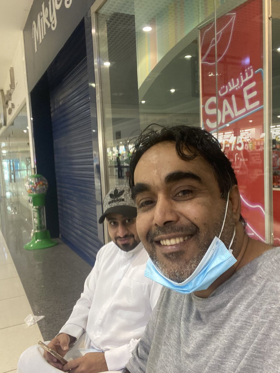 مشاركة أعضاء فريق البريمي لذوي الإعاقة في أعمال التطوعية لخدمة المجتمع مع فريق البريمي الخيري في اللولو هايبر ماركت البريمي