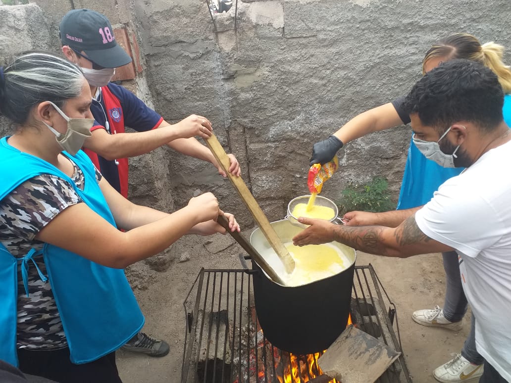 LaRiojaDePie's tweet photo. ¿Qué Estás Dispuesto A Hacer Por Tu Comunidad? El movimiento conformado por planes, desocupados y universitarios, lanzó la contraprestación solidaria. "Es una manera de darnos una mano entre todos para poder salir adelante todos" dijo @martillanez 

https://t.co/7u84GxN1TK https://t.co/0Ow2vbq454