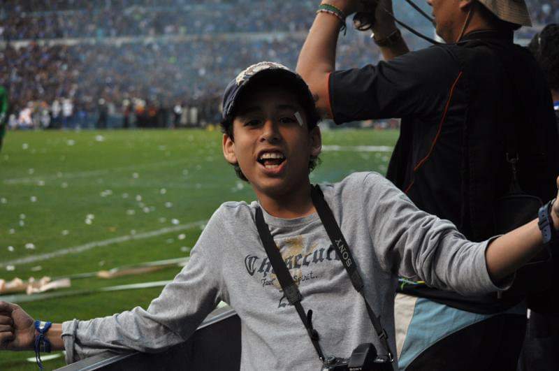 Adrian_ba2's tweet photo. Ya para terminar, dejo una fotaza gritando el gol en la final del 2010. Una mezcla de alegría y tristeza aquél día. 

QUE LINDO ES SER DEL CLUB DE LA BANDA PLOMA 💙 https://t.co/vlXyt2Xwls