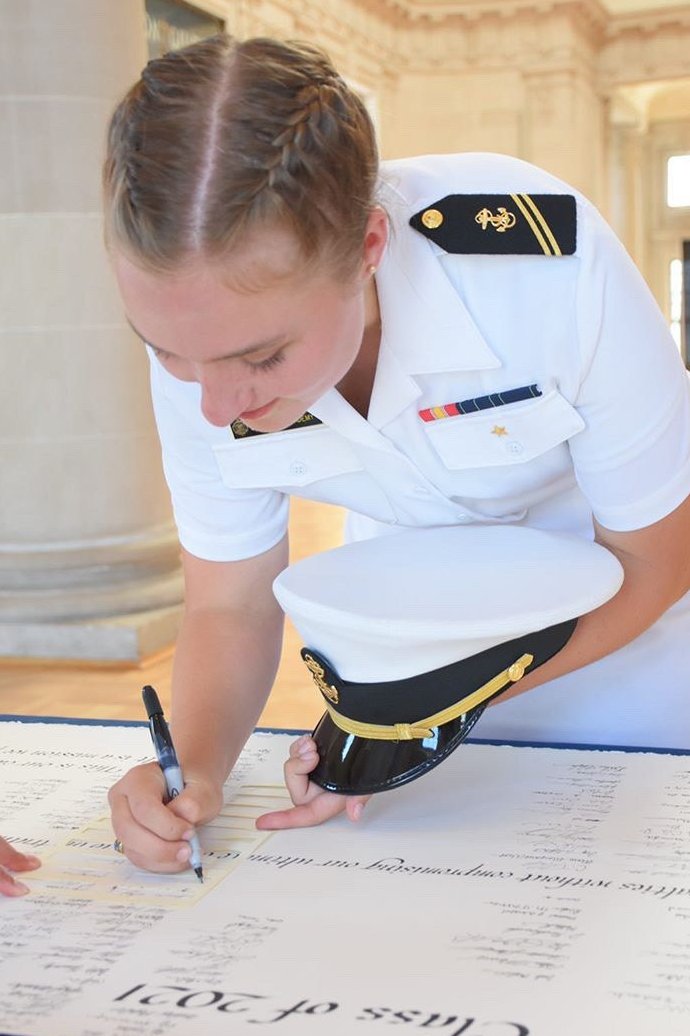 IBAlumniNetwork's tweet photo. "It’s taken a lot of patience and dedication to reach the point I’m at today, but to quote President Franklin D. Roosevelt, ‘a smooth sea never made a skilled sailor!’”—Maddie Prince https://t.co/55gixirGtq
#ibalumni #ibhuman https://t.co/cf6140EmCm