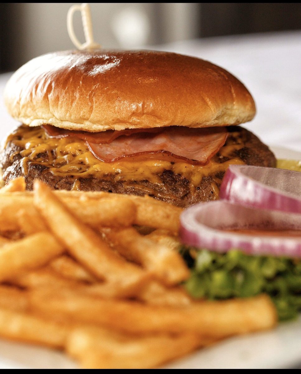 MurphysPubRkfd's tweet photo. Burgers burgers and more burgers voted the best the biggest burgers in region only at Murphy’s pub call to order 1(815)986-0950 and yes we do have free delivery so you don’t have to expose yourself to this nasty coronavirus￼ https://t.co/CCIxPO9qrm
