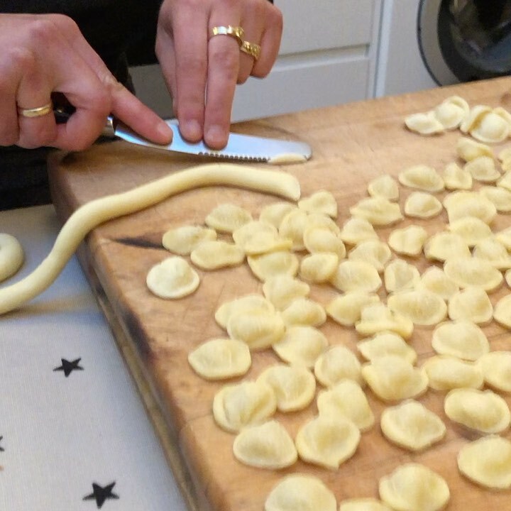katehawkings's tweet image. In which @carlottinafrancesca turns a simple semolina and water dough into beautiful orecchiette for tonight’s tea. The clouds are lifting from my #darkandstormy mood 😍 instagr.am/p/B_iUPvFnXTM/