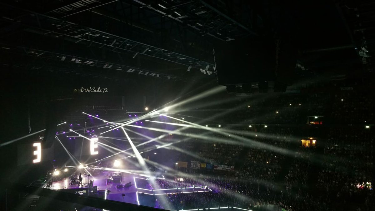 Darkside72_vale's tweet photo. Ci sono scelte che ti cambiano la vita,come andare al concerto di un artista che segui da un paio di mesi e live non hai mai visto. Ho poche foto di quella sera, avevo solo il cell ed ero in culandia 🤣, ma ogni secondo è scolpito nel cuore, per sempre.❤ 💛#forum2018 #ermalmeta https://t.co/zaW7Nm4ibA