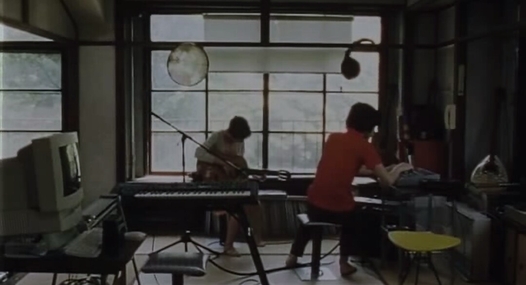 タケシ ｔkｃ １０年以上ぶりに黒沢清監督の 大いなる幻影 を観賞 僕はこの映画を80年代ゴダールがセルフリメイクした 勝手にしやがれ という印象を持っていたが ここまで現代にリンクしてしまう映画は無いのでは と思い観賞したら存在は消えかけ