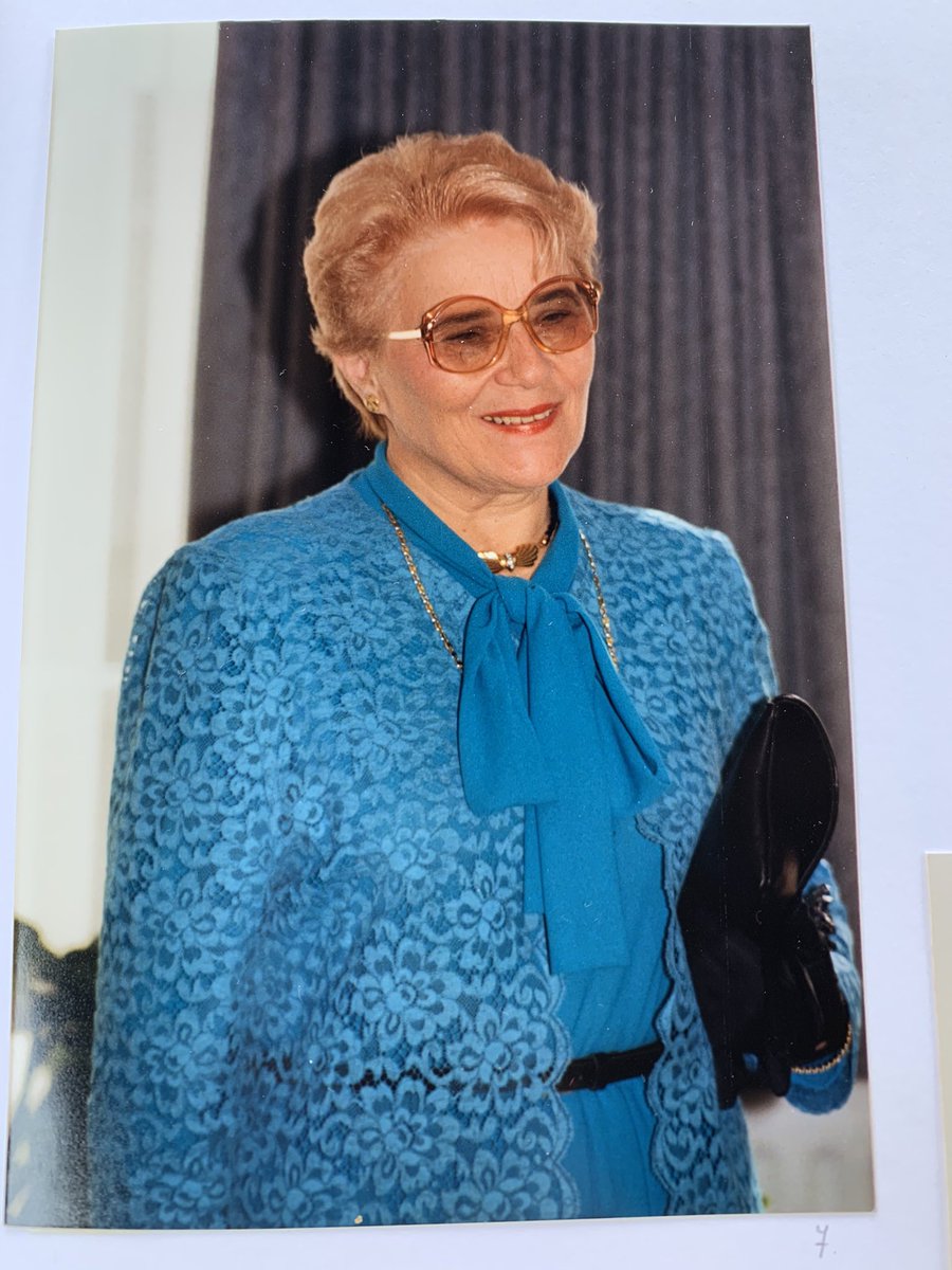 LauraMichiels5's tweet photo. Mijn oma leek vroeger een beetje op Miranda Priestly van The devil wears Prada ๐
#classygranny https://t.co/NSwcOJ3vvO