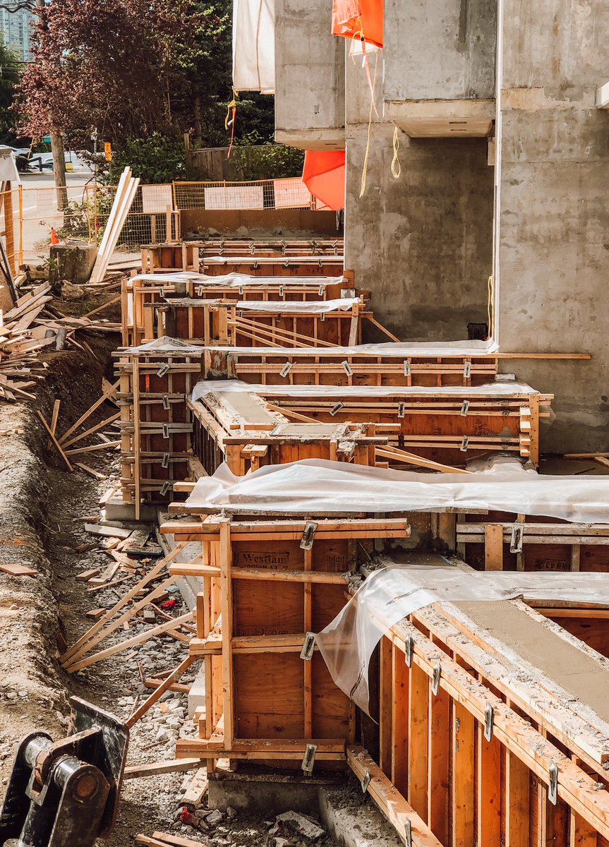 fuhriousconst's tweet photo. Perfect timing for the weather to clear up! Excellent job by the team filling up these architectural concrete walls. 💪🏼 We love pour days like this. #ConcretePour #FuhriousConstruction #NobleFirHomes https://t.co/o8lHoNtLfA