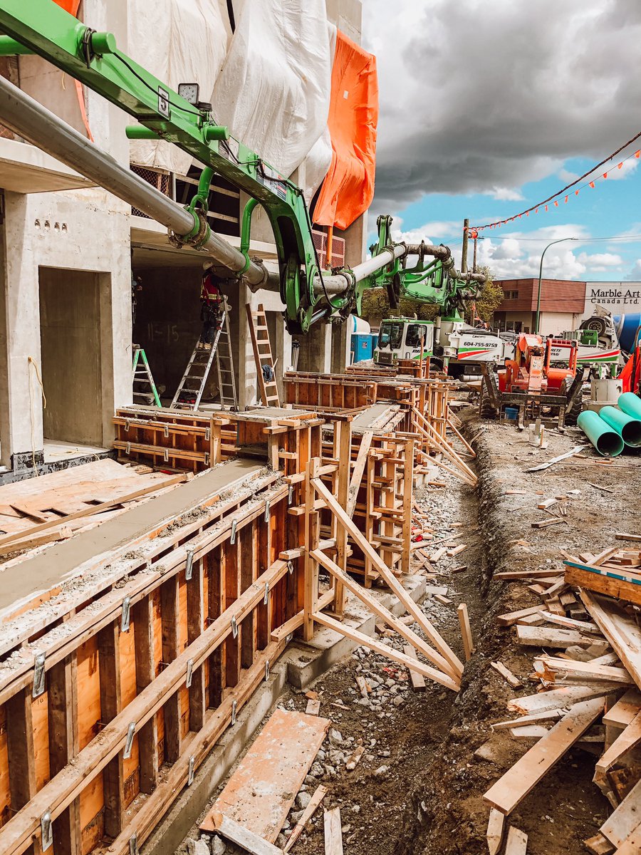 fuhriousconst's tweet photo. Perfect timing for the weather to clear up! Excellent job by the team filling up these architectural concrete walls. 💪🏼 We love pour days like this. #ConcretePour #FuhriousConstruction #NobleFirHomes https://t.co/o8lHoNtLfA