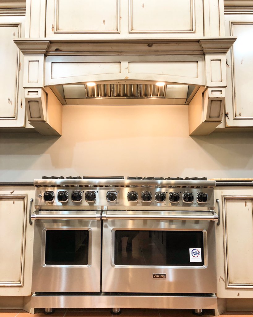 These brand new <a href="/VikingRange/">Viking Range</a> in our showroom would be a gorgeous addition to any kitchen🤩 What would be the first thing you would make with yours? 👩🏻‍🍳