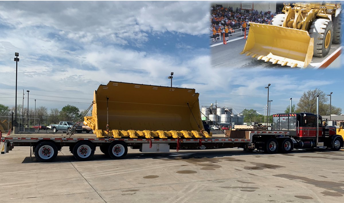 GoPayneTrans's tweet photo. This is a bucket for Cat 994 wheel loader heading to Ontario. To give you some perspective on the size of the load, just check out the fully-assembled machine in the top right corner. #CATMachines #REINKETrailer #PeterbiltTruck https://t.co/0oqJIhTDhW