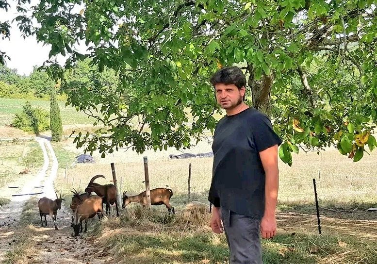 Paysans-chercheurs : ils régénèrent l'agriculture. Ils ne veulent plus qu'on leur dise comment nourrir leurs bêtes ou quoi planter : ils cherchent à se réapproprier leur métier.
Découvrez ce "Grand Reportage" primé par <a href="/afja1/">AFJA</a> signé @annelaurechouin
franceculture.fr/emissions/gran…