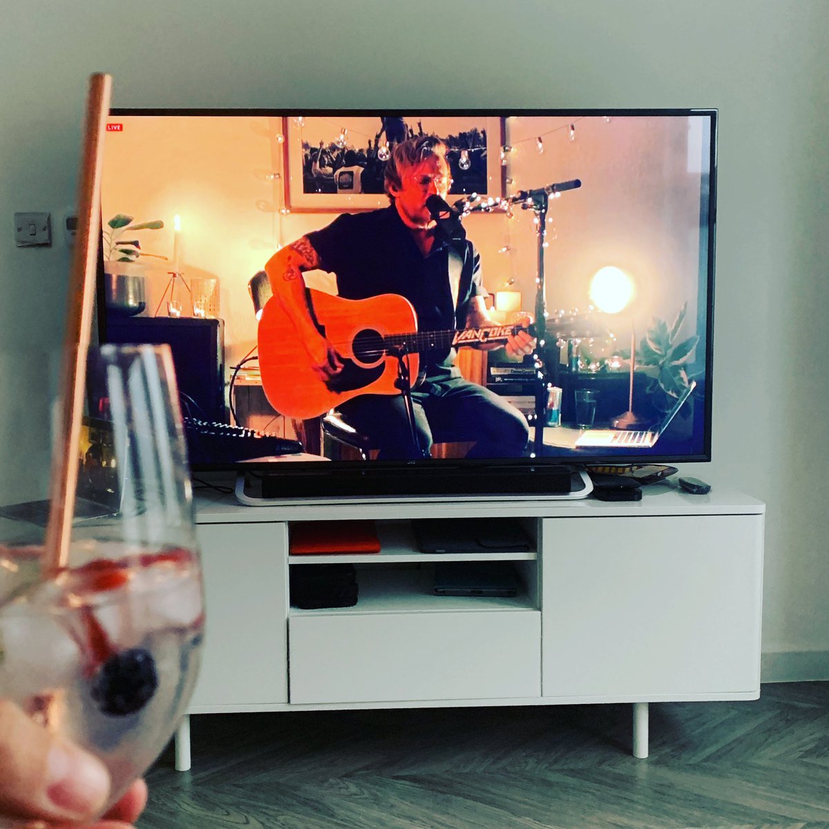 JacquesMarkram's tweet photo. #fvcstrippeddown @francoisvancoke Stream uit London 🇬🇧. Awesome 🤘🏻 Mis ons land nou kwaai 🎵 🎸 #markrams #fvclive #livestream #toevindekjou https://t.co/0wVX8CTThc