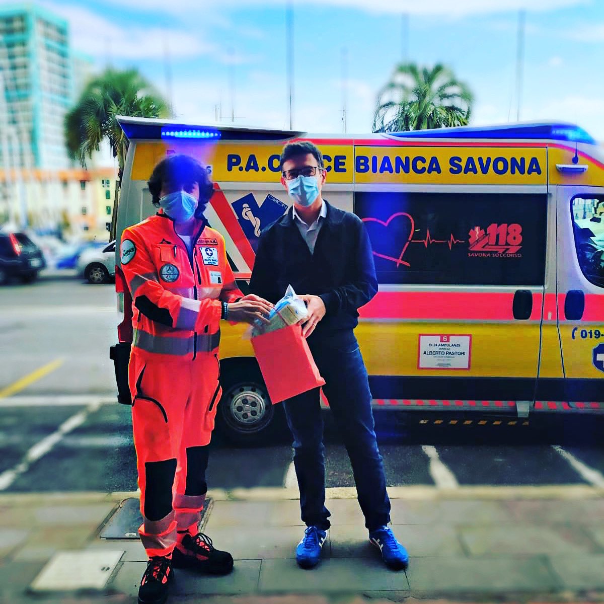 crocebiancasv's tweet photo. Grazie al @RotaryItalia per la preziosa donazione... il vostro sostegno ci dà la spinta per continuare🤍🚑
#crocebianca #savona #rotary #grazie https://t.co/p4oh4Oemij