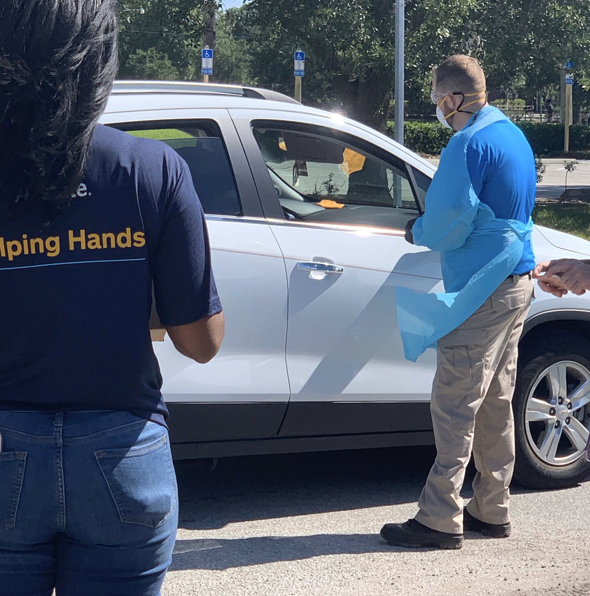 Austin_D_Blake's tweet photo. More than 900 families made their way through the line this morning. There were so many saying thank you and showing thanks with their hands 🙏 through the car windows....it was it all worth it. https://t.co/uvmmXbZnUD