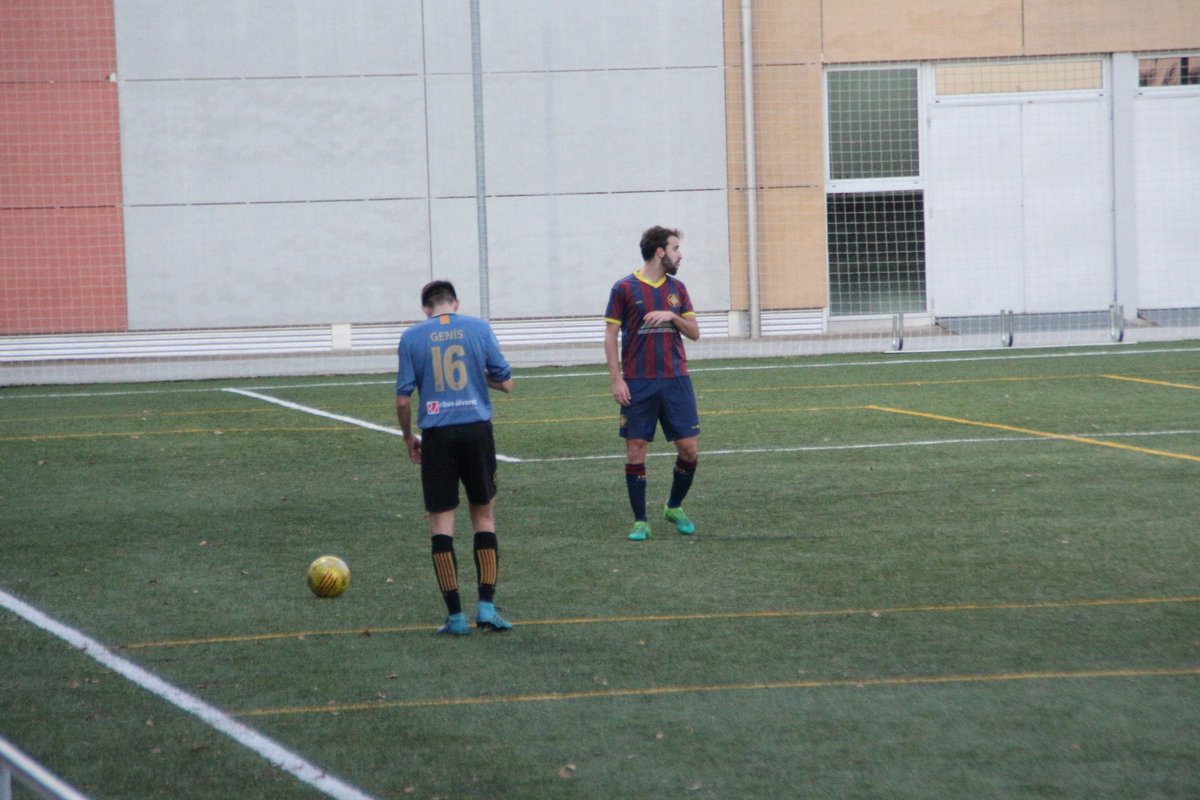 ae_stgregori's tweet photo. 👥 @uri_carbo 🆚 @GenisCarbo 
⚽ @ae_stgregori 🤝 @UnioGironaACE 

Dos germans rivals als terrenys de joc de la #3acat17 i que aquest any s'han enfrontat per primer cop, en el partit d'anada amb victòria per Unió Girona (2-0) i amb titularitat per als dos germans Carbó

FIL 👇 https://t.co/5HSUxvU6sl