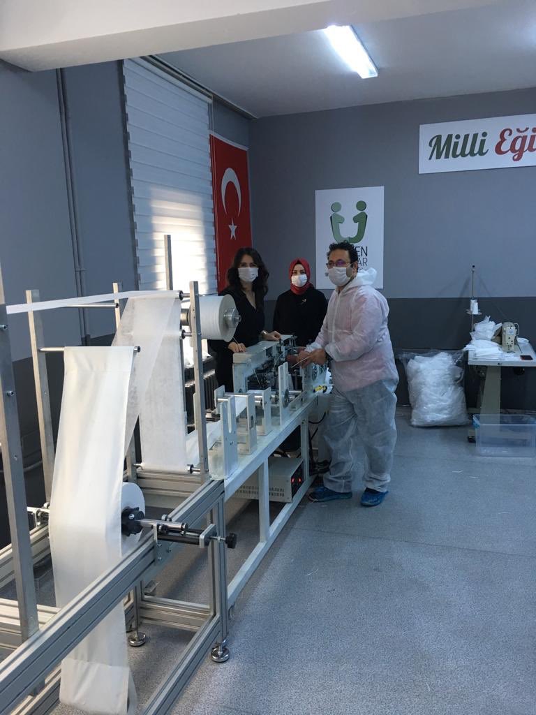 ZekineDayolu's tweet photo. Küçükköy MTAL’miz Pandemi sürecinde maske üretiminde ihtiyacı karşılamaya devam ediyor. Güçlü bir ekiptir. İYİ BİLİRİM😉okulumuzun yöneticileri,öğretmenleri ve tüm çalışanlarının emeklerine çok teşekkür ediyoruz @memleventyazici @istanbulilmem @GOPKUCUKKOYMTAL @gopmem 👏👏👏👏 https://t.co/zWSxPdMmfv