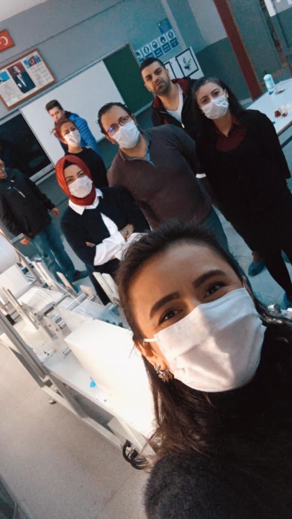 ZekineDayolu's tweet photo. Küçükköy MTAL’miz Pandemi sürecinde maske üretiminde ihtiyacı karşılamaya devam ediyor. Güçlü bir ekiptir. İYİ BİLİRİM😉okulumuzun yöneticileri,öğretmenleri ve tüm çalışanlarının emeklerine çok teşekkür ediyoruz @memleventyazici @istanbulilmem @GOPKUCUKKOYMTAL @gopmem 👏👏👏👏 https://t.co/zWSxPdMmfv