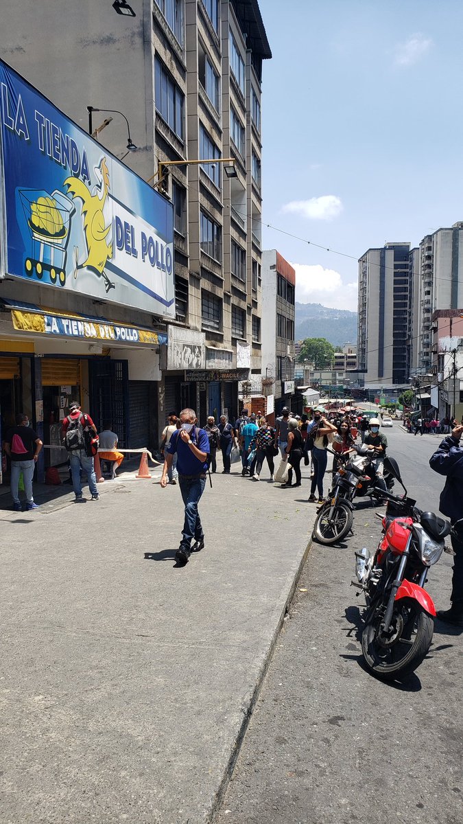 DiarioAvance's tweet photo. Vía @Pablojdiazr Así están las calles de #LosTeques hoy #28Abr. Imposible que la población se quede confinada en sus hogares. https://t.co/h56ADAieeP