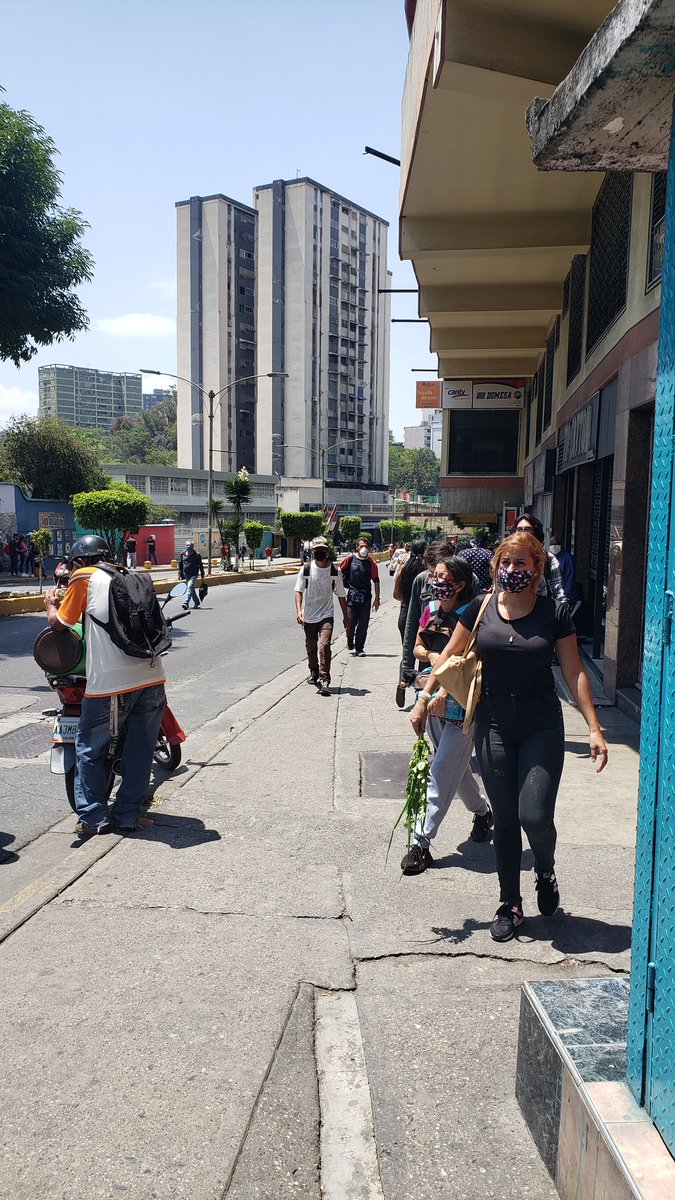 DiarioAvance's tweet photo. Vía @Pablojdiazr Así están las calles de #LosTeques hoy #28Abr. Imposible que la población se quede confinada en sus hogares. https://t.co/h56ADAieeP