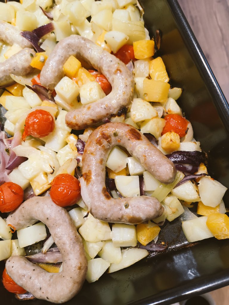 RallyChick79's tweet photo. Prepped this before my HIIT class tonight, @cakesie73 had it ready for us after class... Bloomin' delicious with @Caterite_Food Cumberland sausage 😋 &amp; used up the end of the #BoxedFresh turnip with the potatoes too #homemade 
@SainsburysMag 

https://t.co/EDrimClrIG https://t.co/mx1cMjFV4n