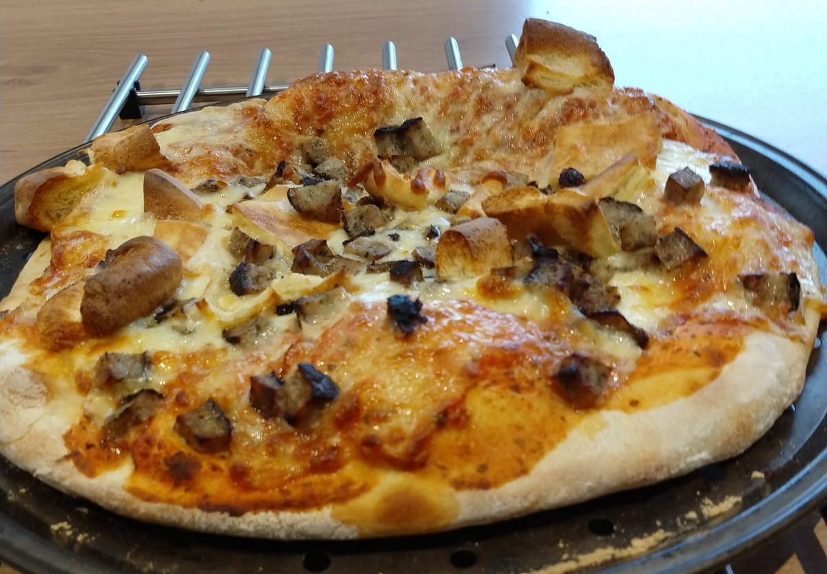 bigpizzapies's tweet photo. We had a roast dinner last night and had some Yorkshire pudding and sausage meat stuffing left over.
We also had pizza dough and sauce left.
So I present Yorkshire Pudding Pizza.
It was delicious, expect to see it as a special if we ever get back out. https://t.co/LxWa6CNtlE