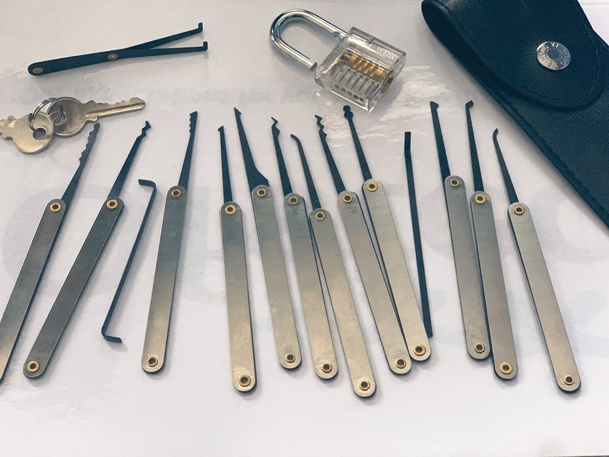jessica_ciantar's tweet image. When your husband buys you a lock picking kit ‘because you want to be a hunter and it can go in the impala when you get yours’ 😎🤘🏼🖤 #ThatsWhyIMarriedYou! #SPNFamily #AnyTips?! @jarpad @JensenAckles