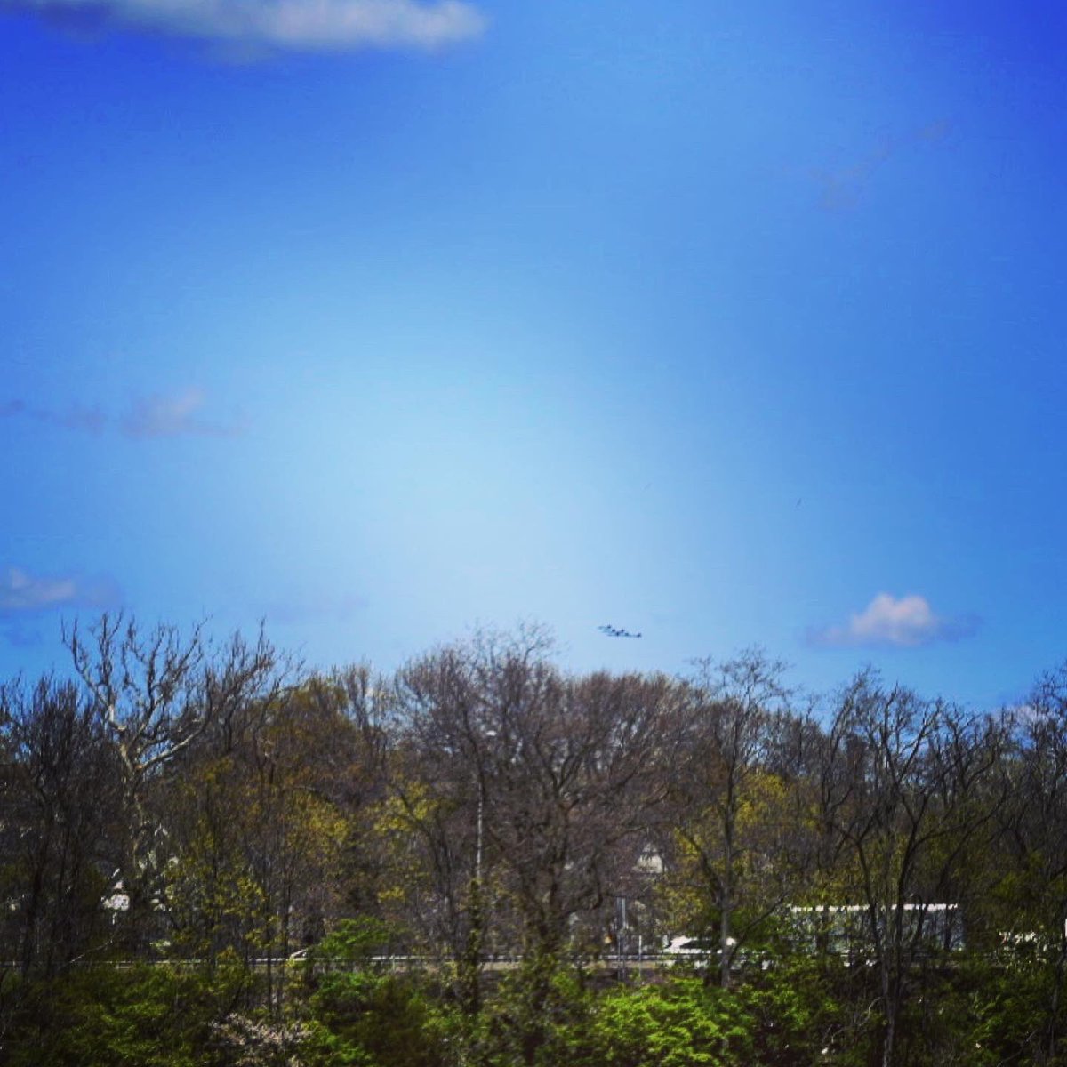 EdJLopezRTM's tweet photo. The @BlueAngels, flying over #GreenwichCT earlier today in a salute to healthcare workers and frontline responders. (📷: @ML_Photography) https://t.co/iYXoaQbigZ