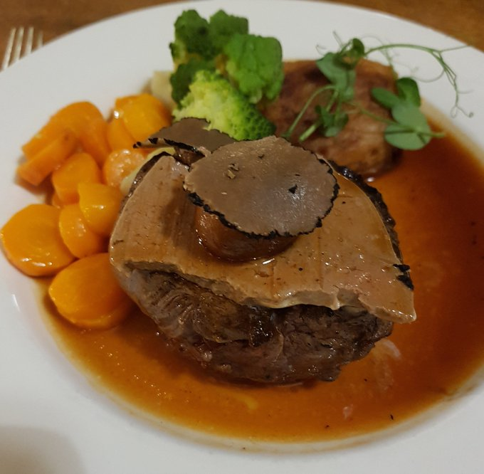 thetravellocker's tweet photo. Before the Lockdown: I enjoyed a fantastic meal at The Butchers Arms Restaurant, Priors Hardwick, Warwickshire @ButchersRest #restaurant #lunch #dinner #celebrations #food #Mediterranean #meat #seafood #vegan #vegetarian #Portugese #drinks #wine #seafood #cheese #Warwickshire https://t.co/6i2OKTBITV