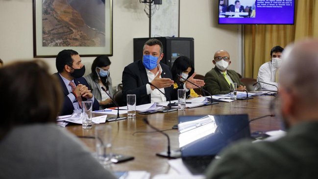 Cooperativa's tweet photo. Ingreso familiar de emergencia: Oposición pide aumentar el monto y entregarlo por cuatro meses #CooperativaEnCasa https://t.co/zF0t8fimK6 https://t.co/BqlHgJS0J0
