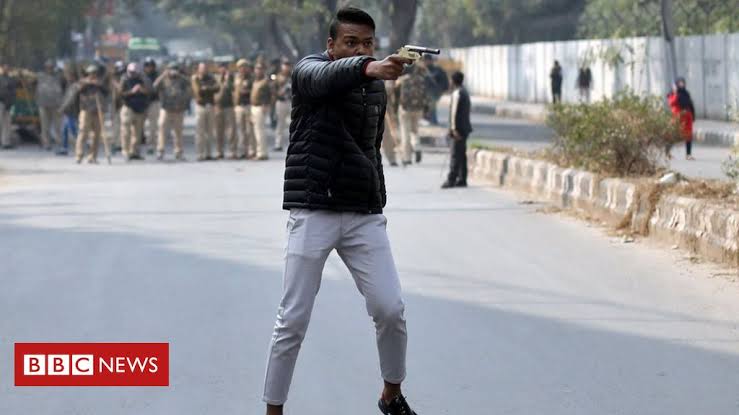 banojyotsna's tweet photo. UAPA was not imposed against this gun trotting terrorist. Instead, UAPA has been slapped on those he aimed his gun at. #ReleaseJMIPeople https://t.co/dGxj93tCNi