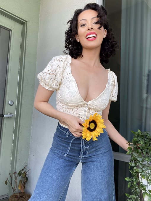Balcony photo shoot because it&rsquo;s sunny and why not?! 🌻 (also, pray for my dry plant in the corner 😆🙏)