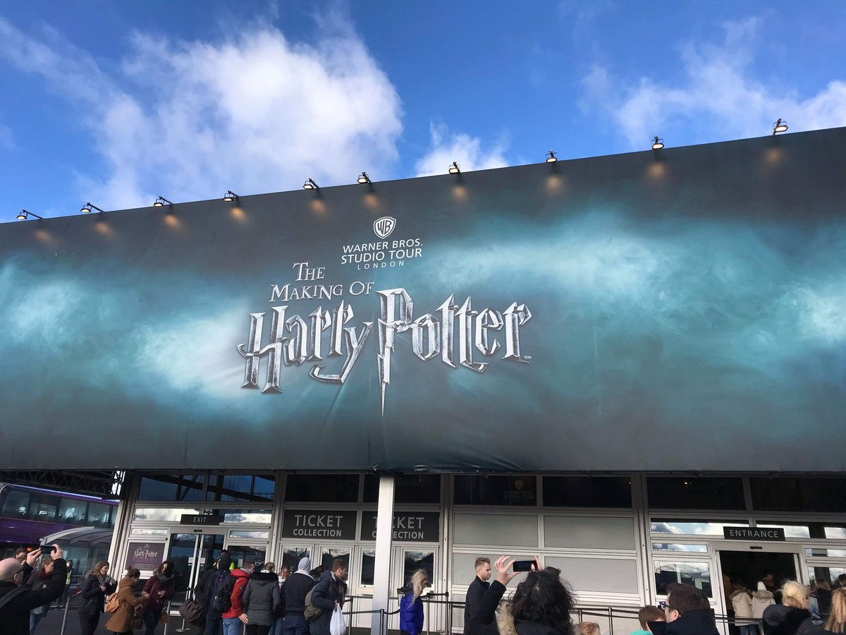 Bon vu que ça vous a plu la semaine dernière, ce soir petit thread  #harrypotter avec les décors des studios de la Warner de Londres