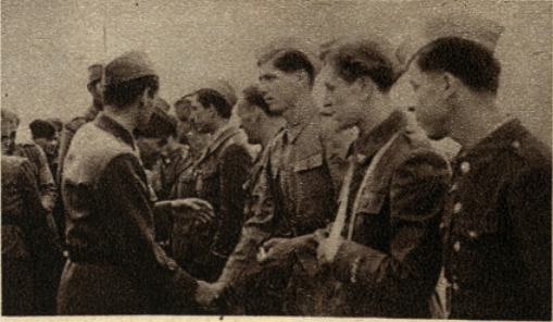 MestoHeroj's tweet photo. Borci prejemajo odlikovanja na Koroškem iz rok poveljnika III.jugoslovanske armade, generallajtnanta Koste Nadža, maj 1945 #osvobodilnaFronta #smrtFašizmu #danOF #SnoubToneTomsic https://t.co/G4iqWkJqdE