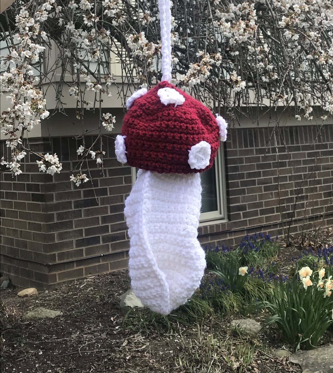 i crocheted this mushroom bag that’s for sale