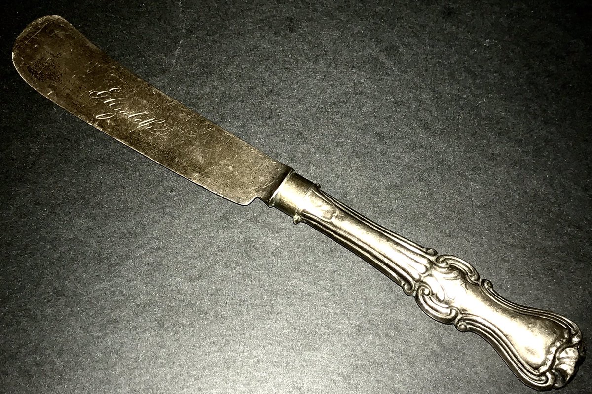 USBEEPORT's tweet image. #Beehive w/#honeybees silver mark found on old sterling girl’s butterknife. A variety of beehive marks are found on old silver but this one has buzzing #bees.
Also, beautifully engraved in script, the name #Elizabeth.
#Honey #Princess #Queen Your #QueenBee
ebay.com/itm/1141995070…