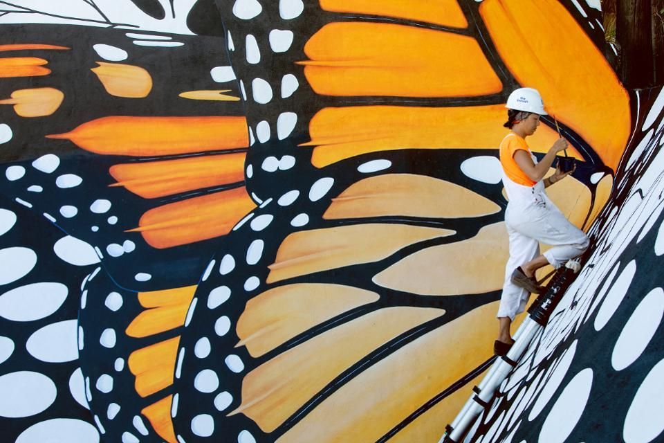 xercessociety's tweet photo. Glad to see our partner @InkDwell reaching such a broad audience! Via @Forbes: https://t.co/clLtcAXyNO #migraton #migratingmural #environmentalart #monarchs #savewesternmonarchs #earthdayeveryday https://t.co/dwkjtLIDZq