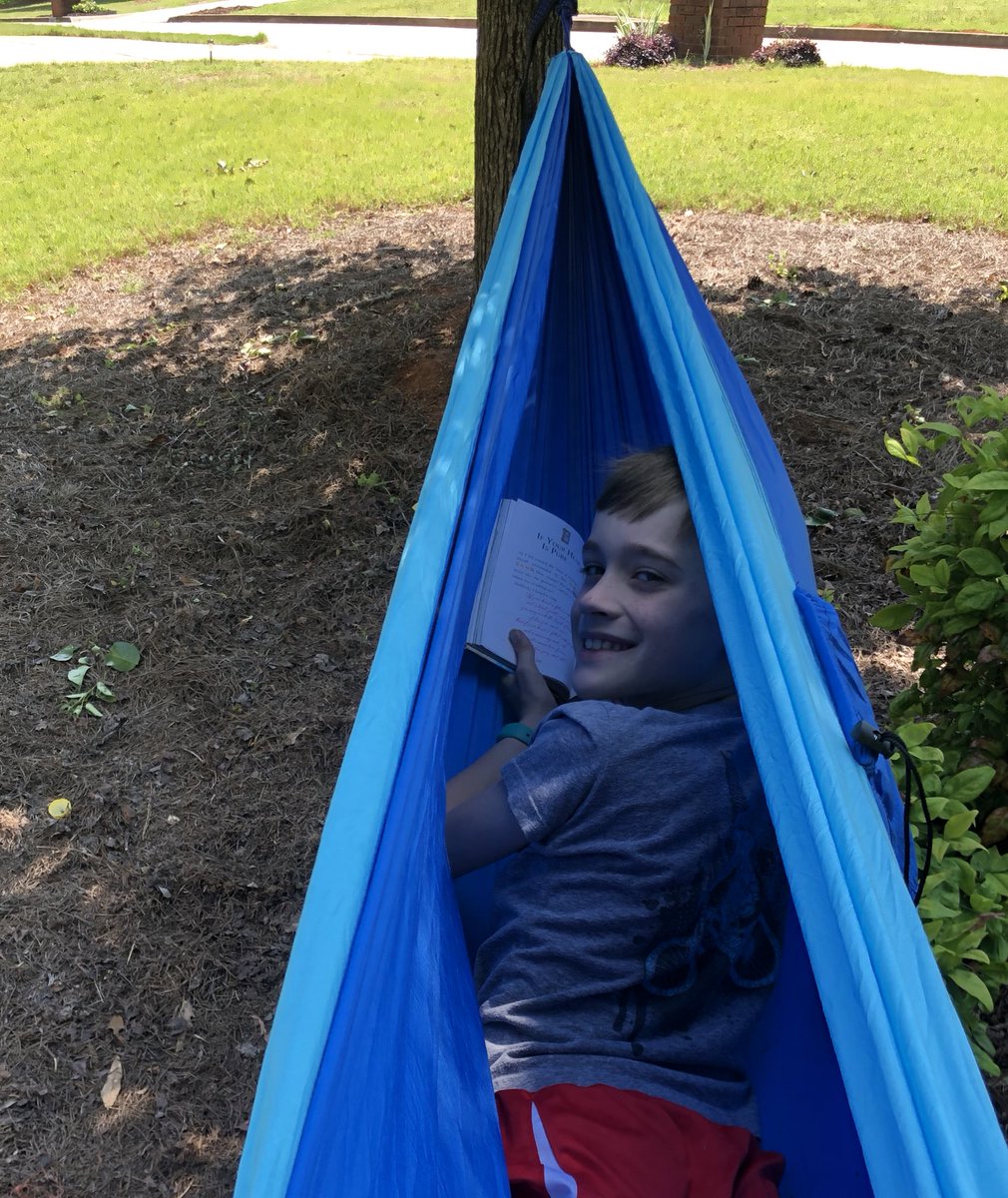 ELivermont_HCS's tweet image. Get outside and read! #NeverStopLearningHCS #RemoteLearningInHenry