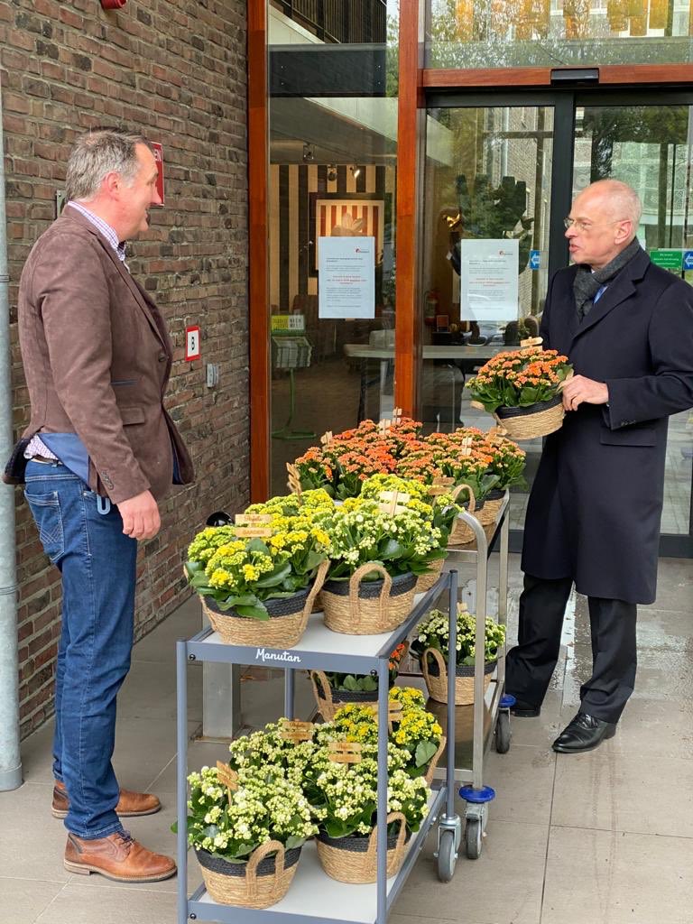 Jan_Anthonie's tweet photo. Uitgedaagd door @bertwijbenga ihkv #flowerboostchallenge ttv #coronacrisis vandaag bij sierteler in Bleiswijk vijftig kalanchoë-arrangementen gekocht en afgeleverd bij Haags verpleeghuis Gulden Huis voor de bewoners. @marjoleinmoor @AgnesVanZoelen @FlorenceZorg @henribeuk https://t.co/s5W594InPt